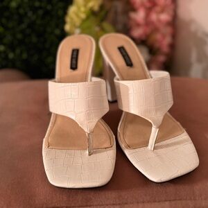 White crocodile patent leather Nine West thing heeled sandals | Size 9